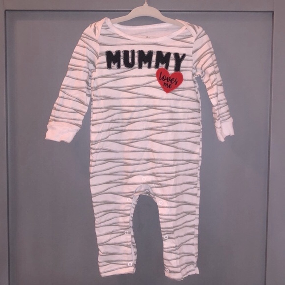 Mummy Loves Me ❤️ Cute For Spooky Season Bodysuit Like New